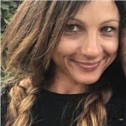 Laureata in Lettere impartisce lezioni di Italiano e Latino